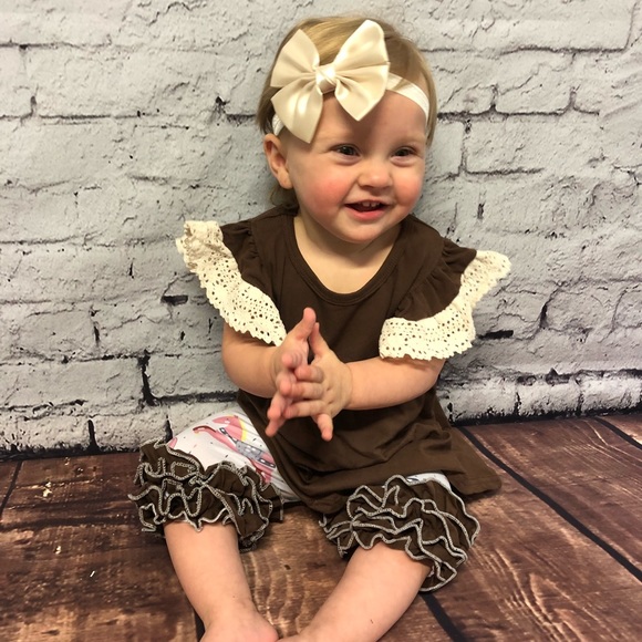 2pc. Baby Girl Carousel Print Shorts Set - Picture 4 of 8